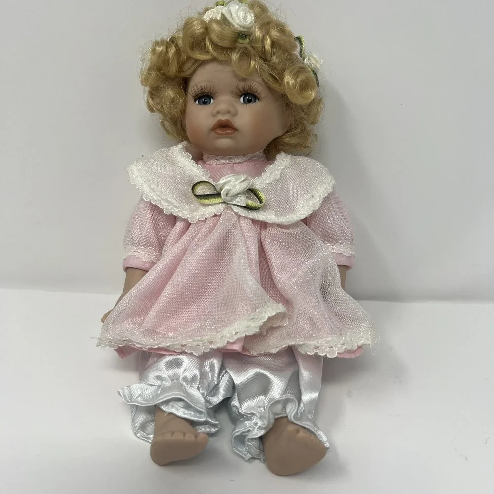 Avon Fairy Tale Collection Rapunzel Porcelain Doll 1986 Blonde Hair Collectible